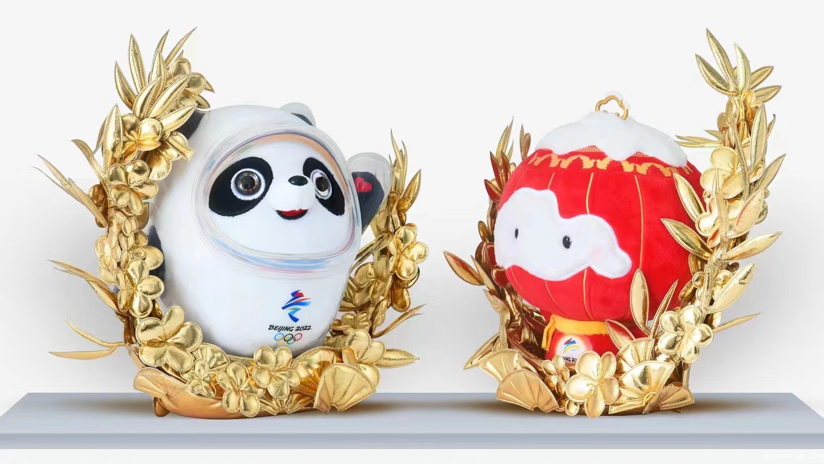 冠军手上的限量版“冰墩墩” 底座上的花环是啥植物?星空·体育(xingkongtiyu)中国官方网站告诉你